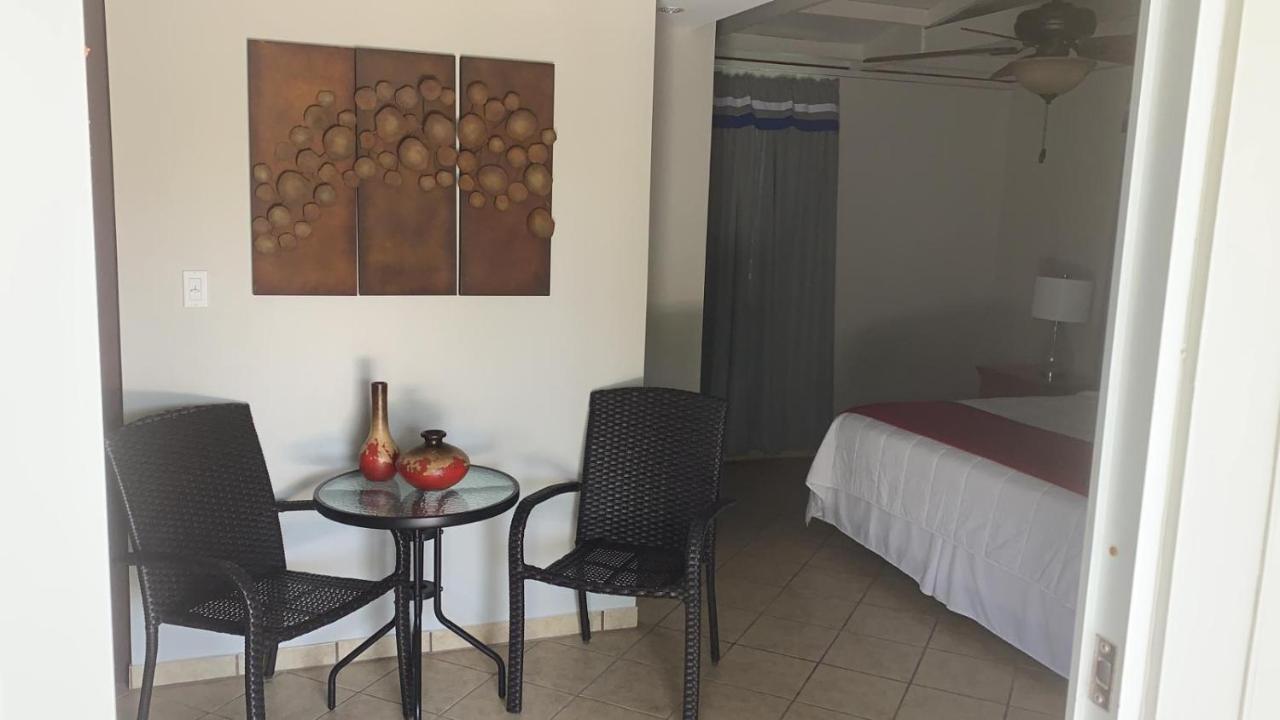 Full Moon Hotel & Restaurant 萨利纳斯 外观 照片