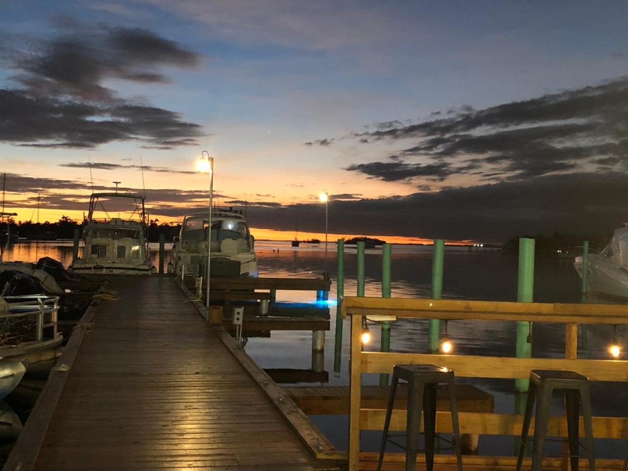 Full Moon Hotel & Restaurant 萨利纳斯 外观 照片
